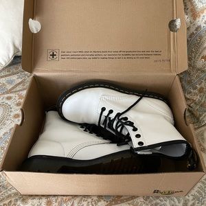 Women’s size 7 White Dr Martin